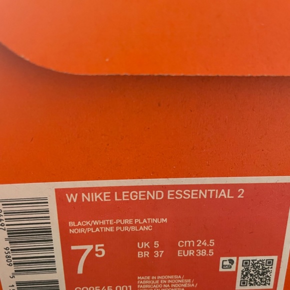 Women’s Nike Legend Essential 2 - Picture 2 of 2